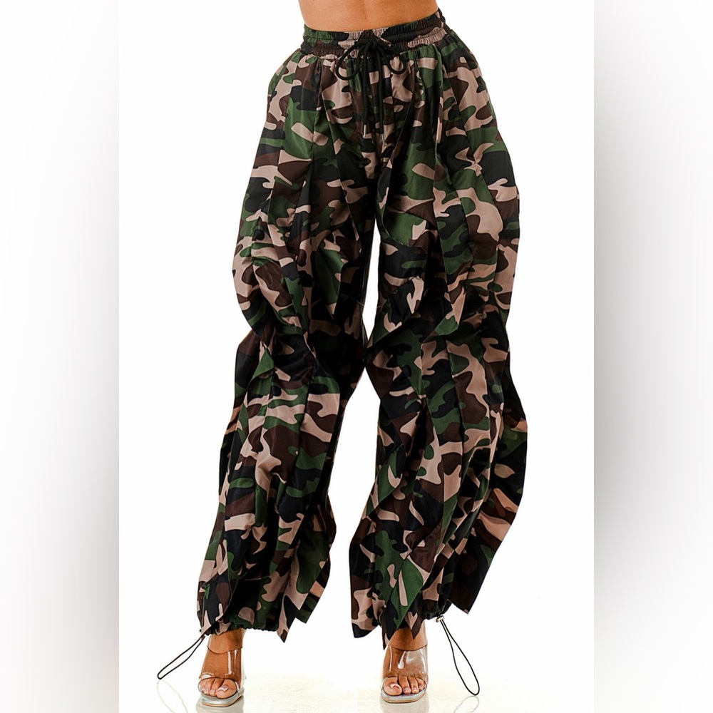 REGULAR & PLUS Wavy Ruffle DARK Camouflage Women's Cargo Pants